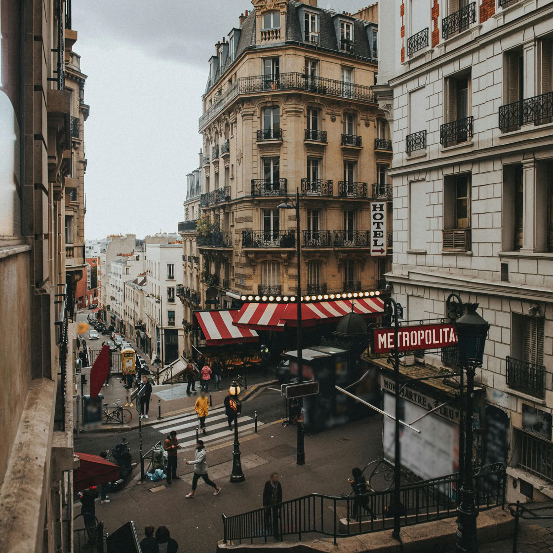 Les Gens Qui Marchent Sur La Rue Près Du Bâtiment En Béton Brun