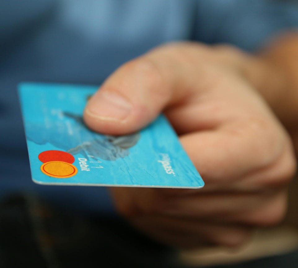 Personne Détenant Une Carte De Débit
