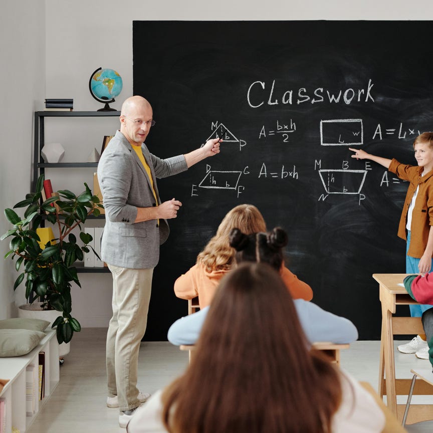 Enseignant Parlant à La Classe